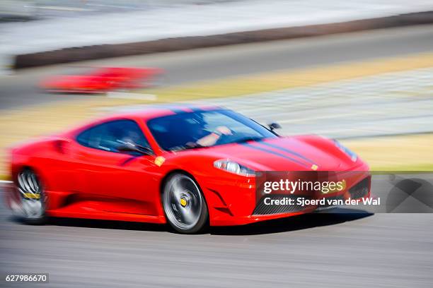 ferrari f430 scuderia italiano v8 coche deportivo conduciendo rápido - ferrari fotografías e imágenes de stock
