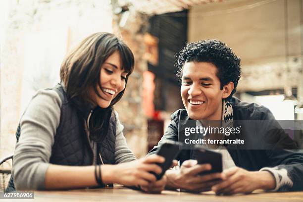 esto se volvió viral hoy échale un vistazo - two friends fotografías e imágenes de stock