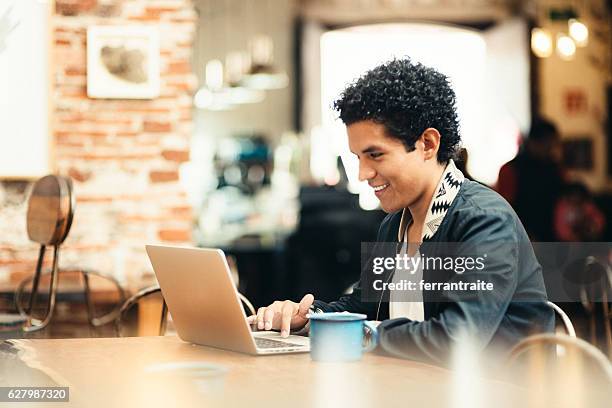 student working in coffeeshop - international student stockfoto's en -beelden