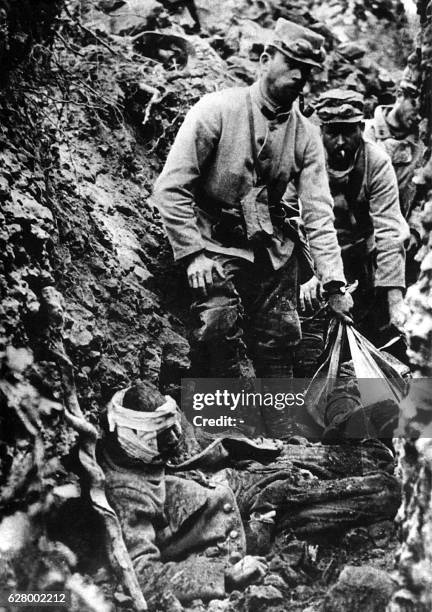 Photo prise durant la Première Guerre Mondiale de soldats français s'occupant de blessés dans une tranchée. Picture taken during the first World War...