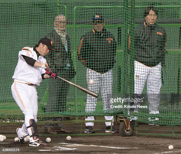 Japan - Baseball Hall of Famer Shigeo Nagashima, Yomiuri Giants manager Tatsunori Hara, and former Giants and New York Yankees slugger Hideki Matsui...