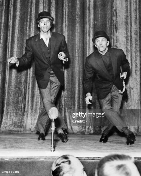 Photo des acteurs américains Burt Lancaster et Kirk Douglas, prise le 25 juillet 1958 à Londres, durant la répétition de "la Nuit des 100 Etoiles",...