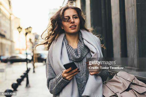 mujer corriendo por la calle - carro de corrida fotografías e imágenes de stock