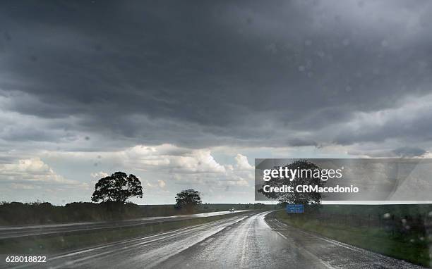 heavy rain on the highway. - crmacedonio fotografías e imágenes de stock