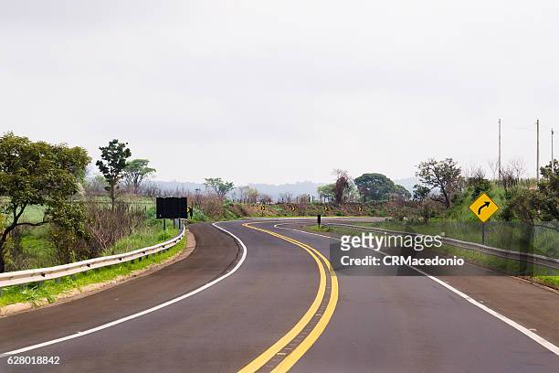 sinuous and well signposted highway. - crmacedonio imagens e fotografias de stock