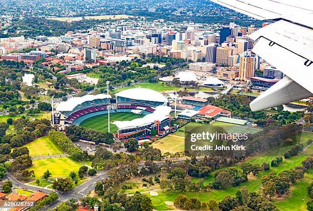 vista aérea adelaide oval, río torrens, edificios de la ciudad, universidad - oval fotografías e imágenes de stock