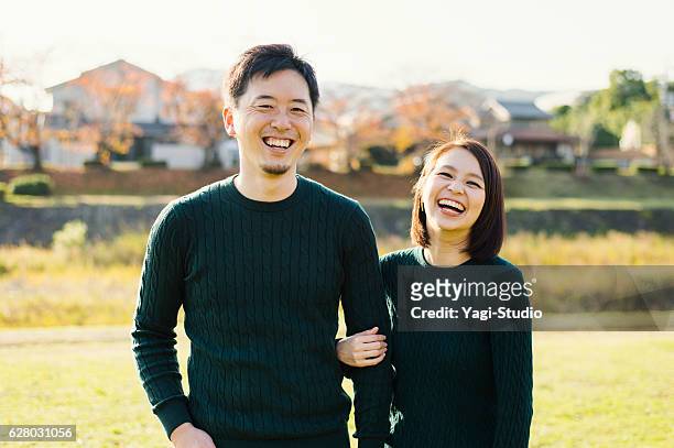 屋外で楽しい時間を過ごしているカップル - 夫婦 ストックフォトと画像