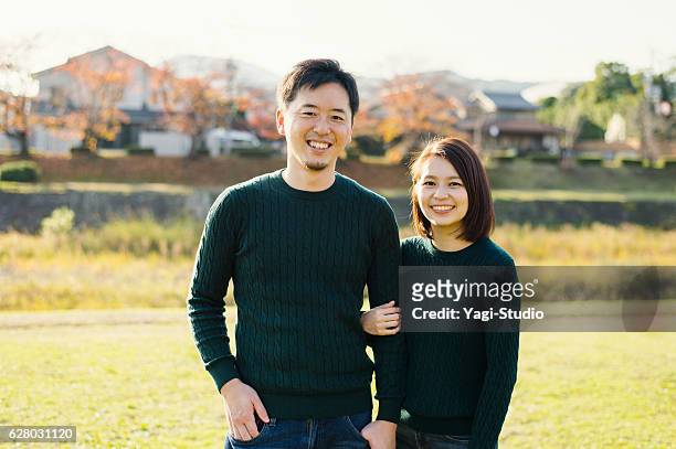 coppia che si diverte all'aperto - the japanese wife foto e immagini stock