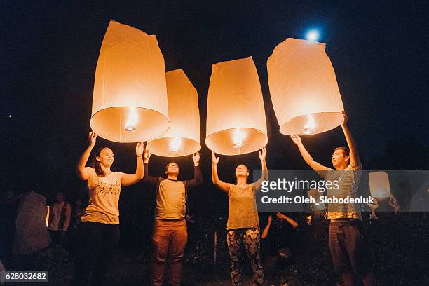 yee peng festival in chiang mai - yi peng stock pictures, royalty-free photos & images