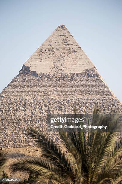 egypt: pyramid of khafre in giza - limestone pyramids stock pictures, royalty-free photos & images