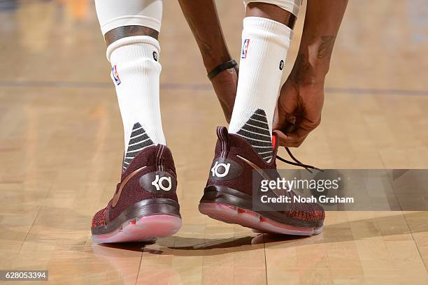 Kevin Durant of the Golden State Warriors ties his shoes during the game against the Indiana Pacers on December 5, 2016 at ORACLE Arena in Oakland,...