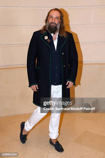 Singer Sebastien Tellier attends the "Chanel Collection des Metiers d'Art 2016/17 : Paris Cosmopolite" : Photocall at Hotel Ritz on December 6, 2016...