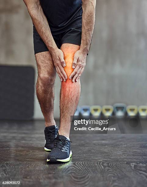 injuries are just a part of the package - knee pain stockfoto's en -beelden