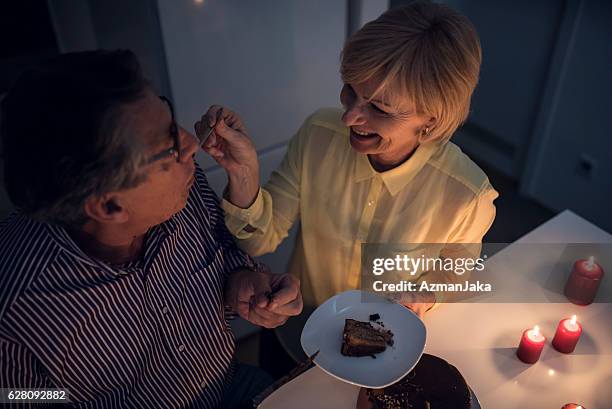 jantar iluminado por velas - couple chocolate - fotografias e filmes do acervo