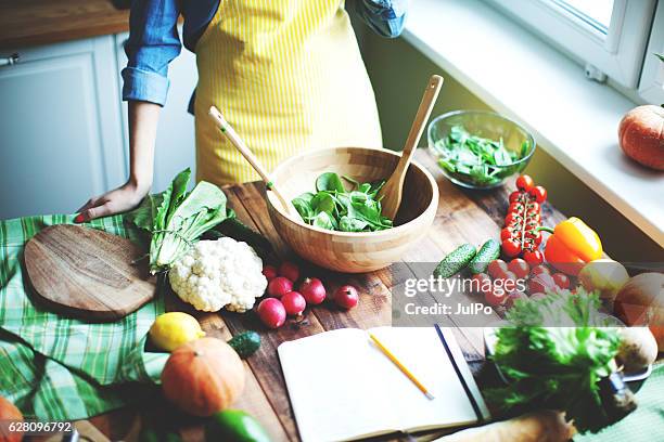 verduras frescas  - cookbook fotografías e imágenes de stock