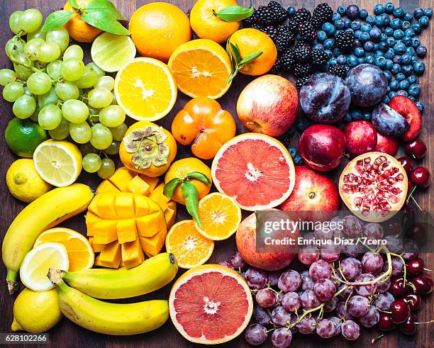 fruit board 1 - fruta fotografías e imágenes de stock