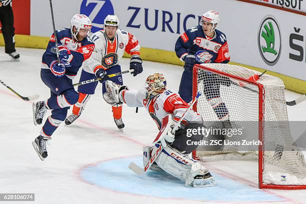 Vaxjo keeper Joacim Eriksson against Zurich forwards Patrick Thoresen and Pius Suter during the Champions Hockey League Quarter Final match between...