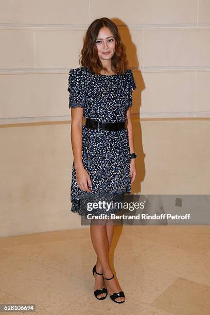 Actress Ella Purnell attends the "Chanel Collection des Metiers d'Art 2016/17 : Paris Cosmopolite" : Photocall at Hotel Ritz on December 6, 2016 in...