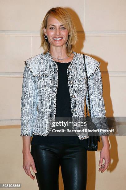 Model Amber Valletta attends the "Chanel Collection des Metiers d'Art 2016/17 : Paris Cosmopolite" : Photocall at Hotel Ritz on December 6, 2016 in...