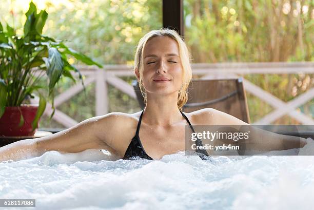 méditation dans un bain à remous - bain à remous photos et images de collection