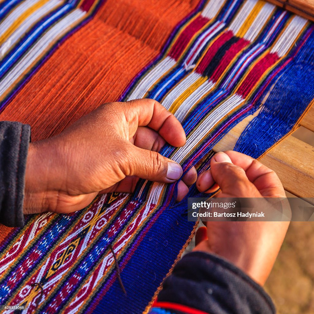 Peruano mujer weaving, el sagrado Valley, fotografía