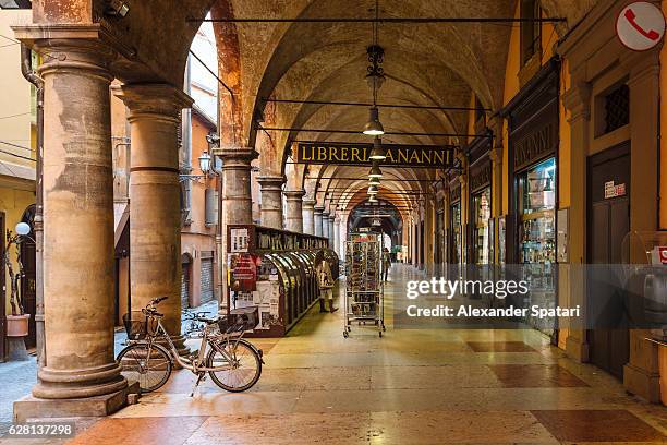 old bookstore in the passageway in bologna, emilia-romagna, italy - mercado medieval fotografías e imágenes de stock