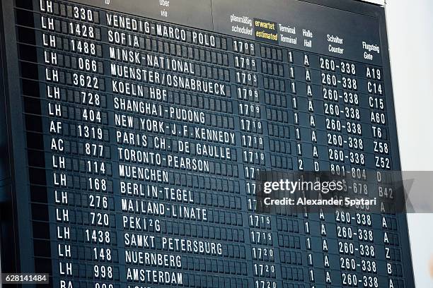 analog airport departure board - airport frankfurt stock pictures, royalty-free photos & images