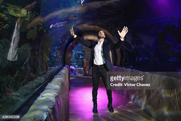 Spanish singer David Bisbal poses for photographers before a press conference to promote his new album "Hijos Del Mar" at Inbursa aquarium on...