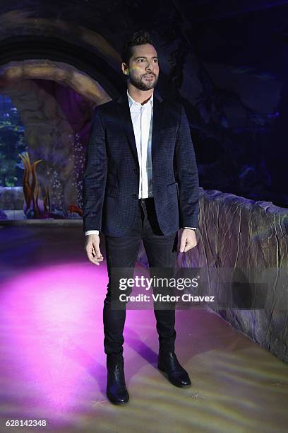 Spanish singer David Bisbal poses for photographers before a press conference to promote his new album "Hijos Del Mar" at Inbursa aquarium on...