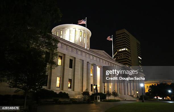 illuminated ohio statehouse building in columbus, ohio, usa - columbus government stock-fotos und bilder