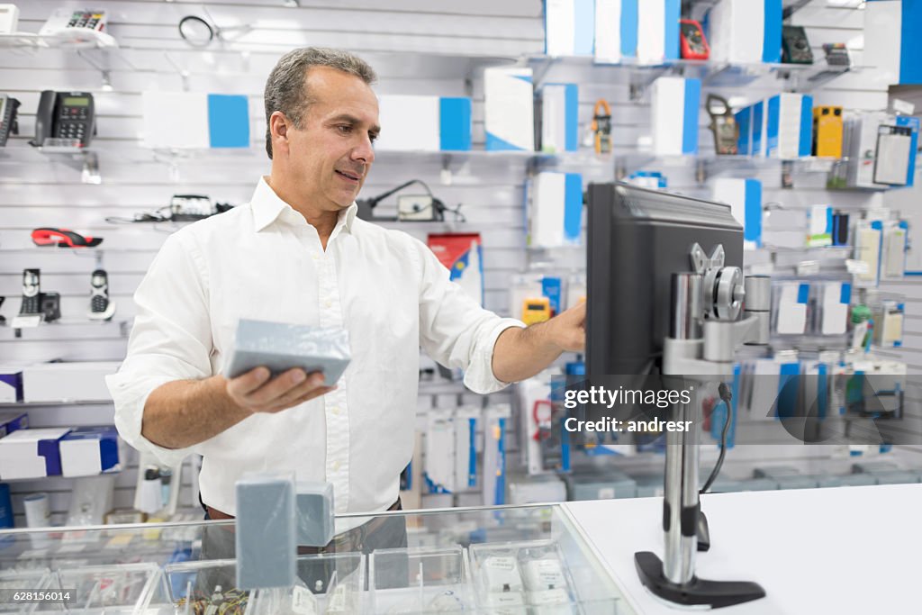 Hombre que dirige una tienda de tecnología