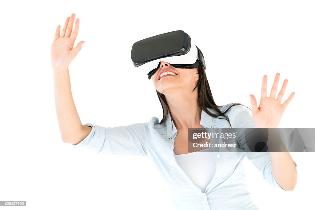 Frau versucht ein VR-Gerät
