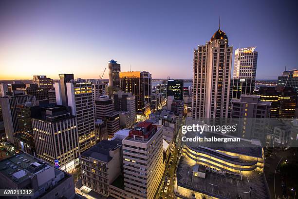 vivaci luci della città della nuova zelanda - auckland foto e immagini stock