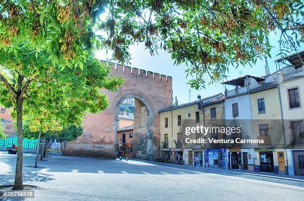 arc of elvira - puerta de elvira (granada, spain) - puerta entrada - fotografias e filmes do acervo