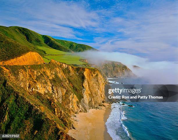 岩の崖を持つカリフォルニア沿岸の海岸線ビッグサー - カリフォルニア州 モントレー市 ストックフォトと画像