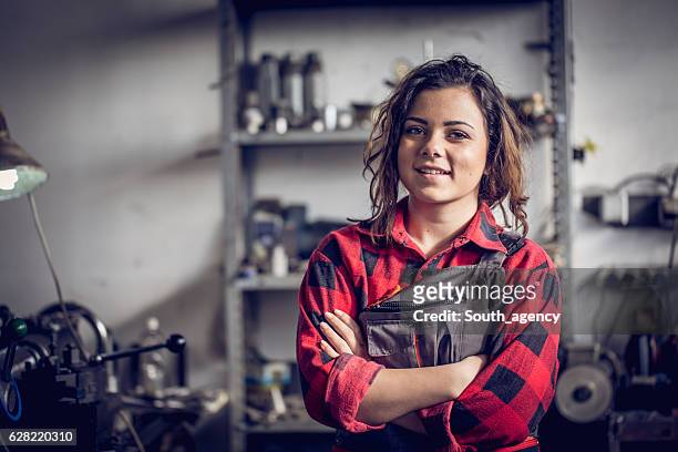 mechanic woman in workshop - riot girls stockfoto's en -beelden