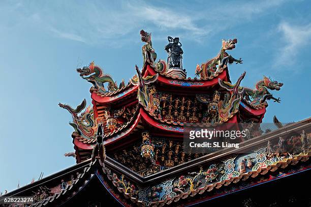 dragon statue and relief carvings on traditional chinese temple - taiwanese culture stockfoto's en -beelden