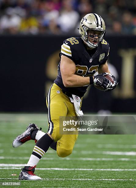 Coby Fleener of the New Orleans Saints runs the ball against the Detroit Lionsat the Mercedes-Benz Superdome on December 4, 2016 in New Orleans,...