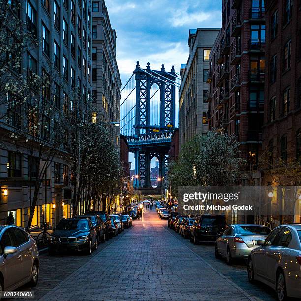 manhattan bridge as seen from dumbo in brooklyn new york - dumbo brooklyn fotografías e imágenes de stock