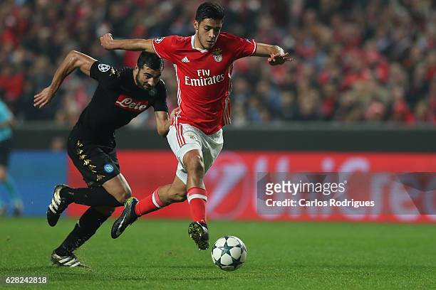 Benfica's forward Raul Jimenez from Mexico tries to escape Napoli«s defender Raul Albiol from Spain during the UEFA Champions League group B match...