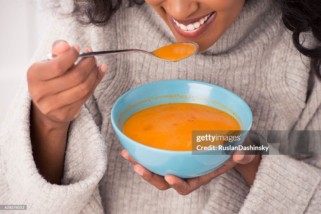 Disfruta de una sopa caliente en invierno.