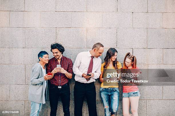 texting in verschiedenen altersgruppen - wenige gegenstände stock-fotos und bilder
