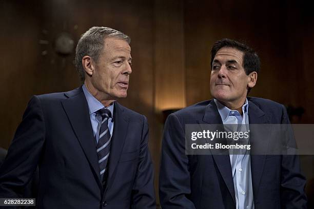 Jeffrey "Jeff" Bewkes, chairman and chief executive officer of Time Warner Inc., left, speaks with Mark Cuban, billionaire owner of the National...