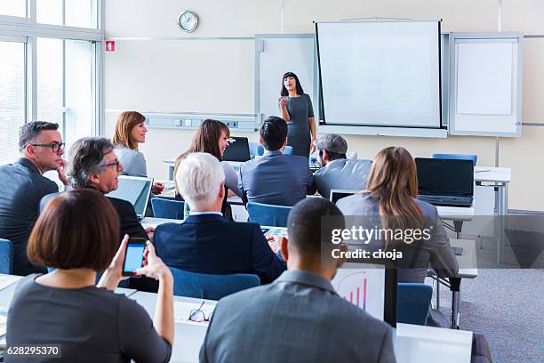 geschäftsleute hören vortrag in bildung zimmer  - business student stock-fotos und bilder