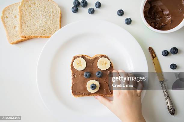 food face - children eating breakfast stockfoto's en -beelden