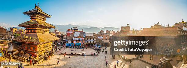 katmandú luz dorada del atardecer iluminando antiguos templos cuadrados bhaktapur nepal - nepal fotografías e imágenes de stock