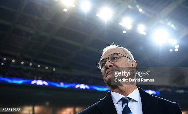 Claudio Ranieri, Manager of Leicester City looks on during the UEFA Champions League Group G match between FC Porto and Leicester City FC at Estadio...