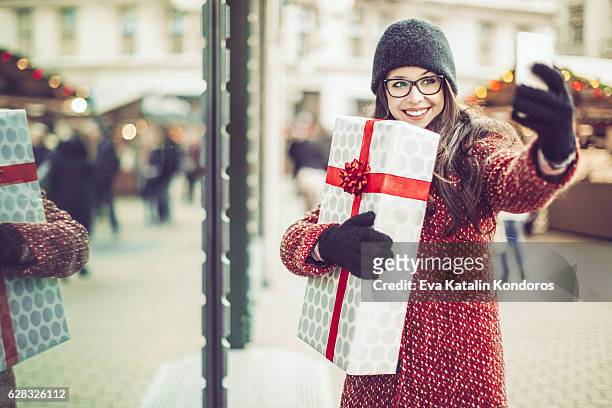 winter shopping season - christmas atmosphere in budapest stock pictures, royalty-free photos & images