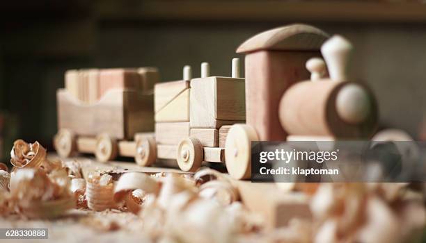 wooden spielzeug - skulptur kunsthandwerkliches erzeugnis stock-fotos und bilder