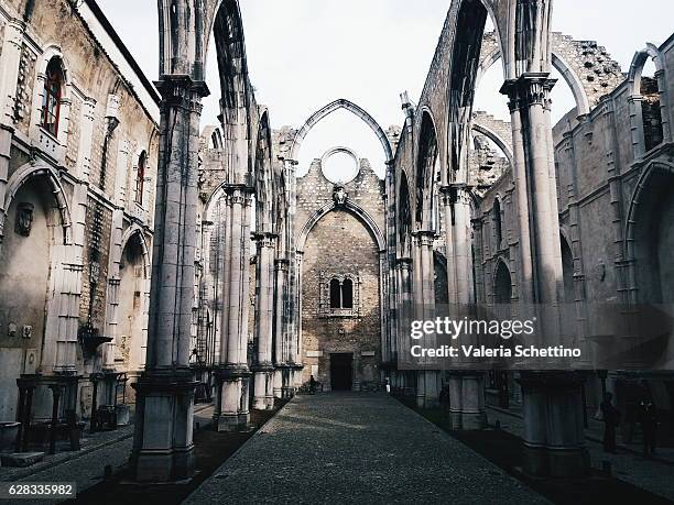 carmo convent in lisbon - carmo convent fotografías e imágenes de stock